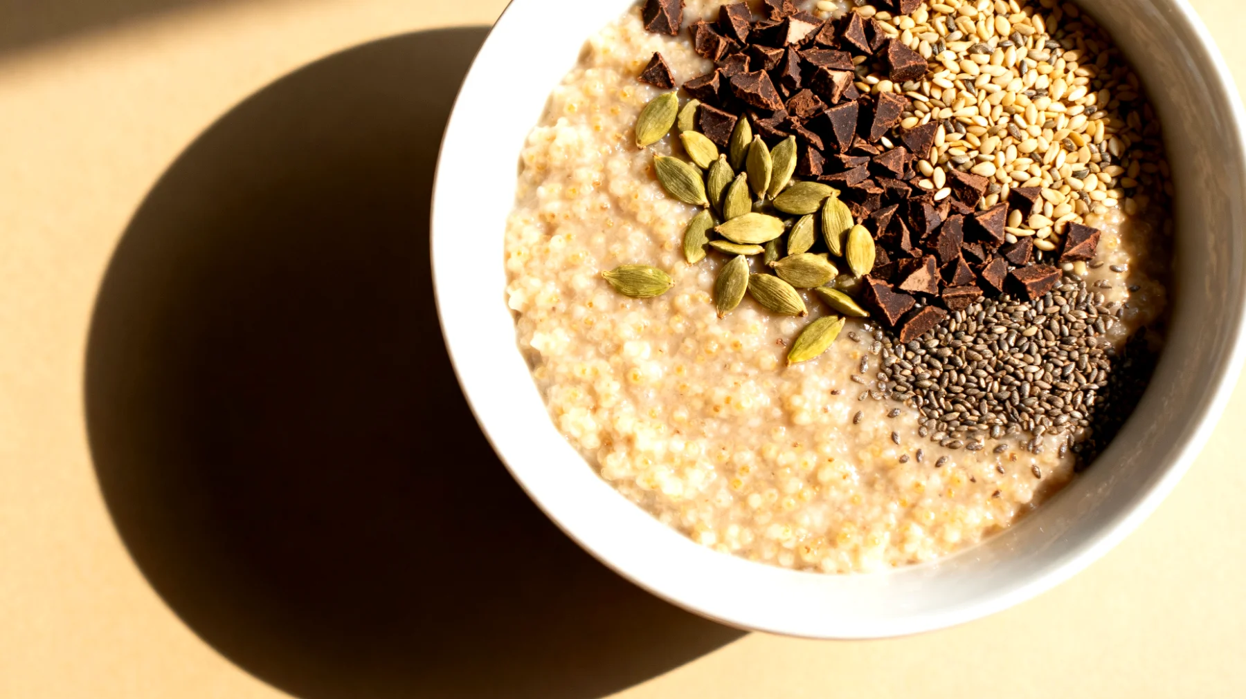 Amaranth-Porridge mit Hanfsamen und Kakao-Nibs"