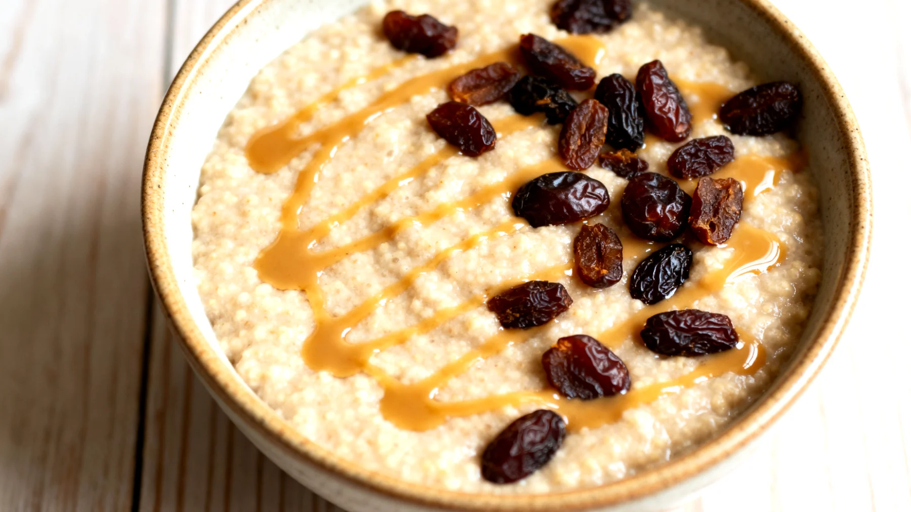 Amaranth-Porridge mit Tahini und Datteln"