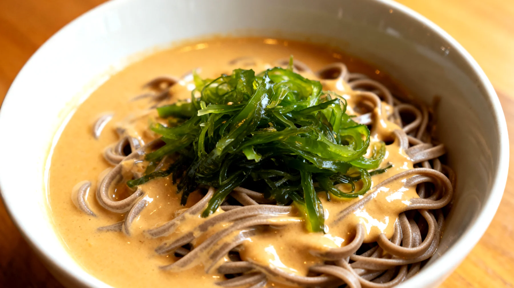 Buchweizen-Soba-Nudeln mit Miso-Tahini-Sauce und Wakame-Algen"
