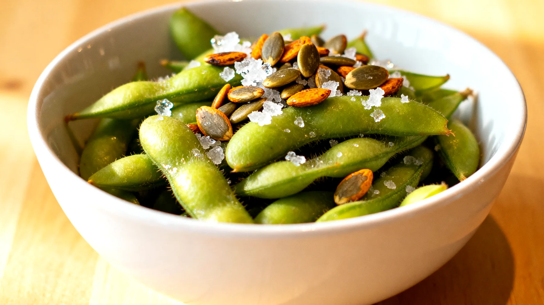 Edamame mit gerösteten Kürbiskernen und Meersalz"
