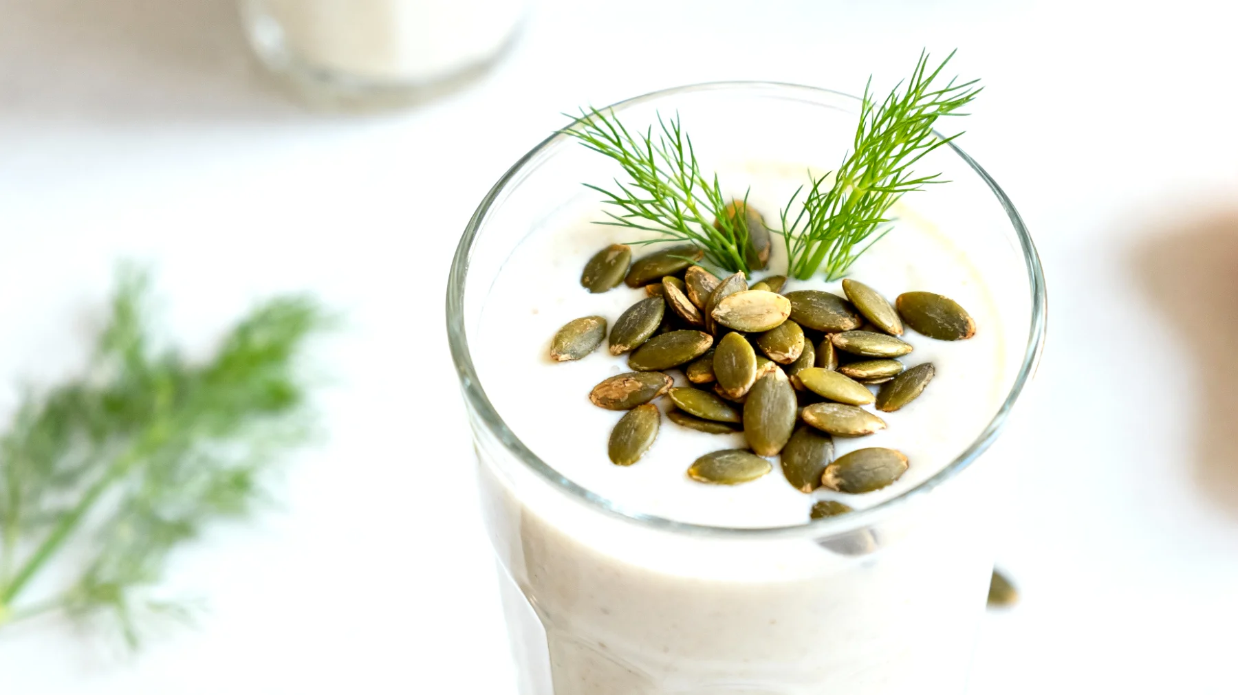 Fenchel-Kefir-Smoothie mit gerösteten Kürbiskernen"