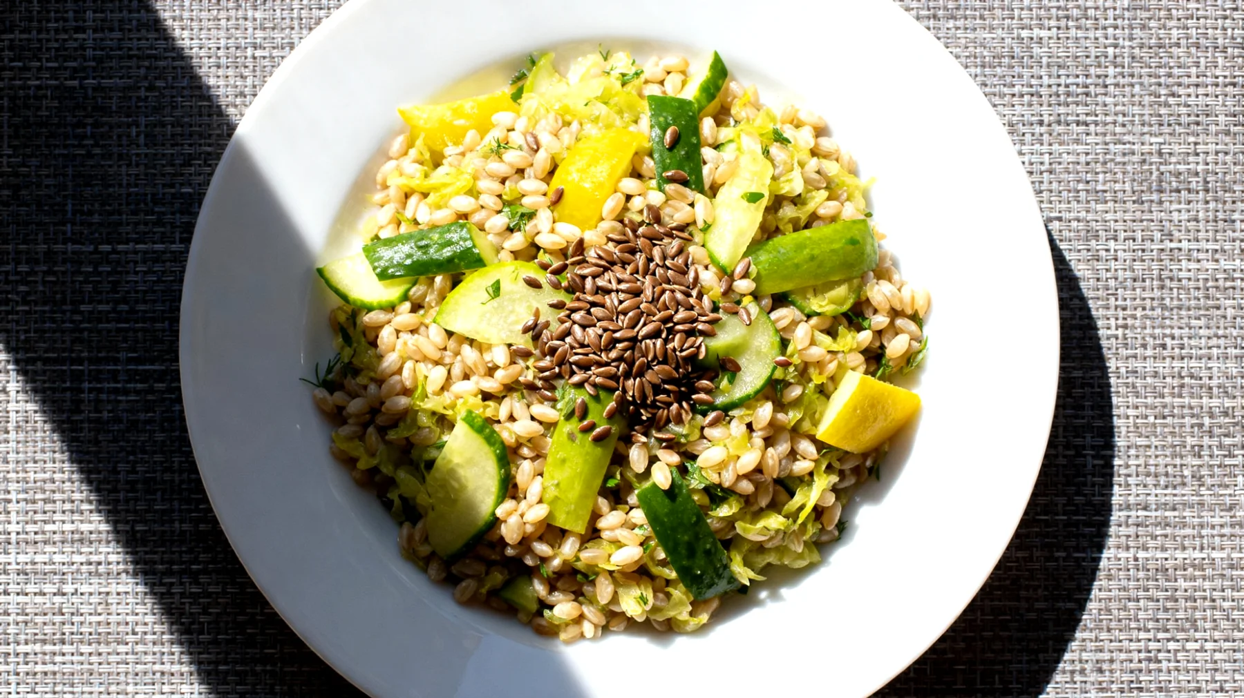Gerstensalat mit fermentiertem Gemüse und Leinsamen"