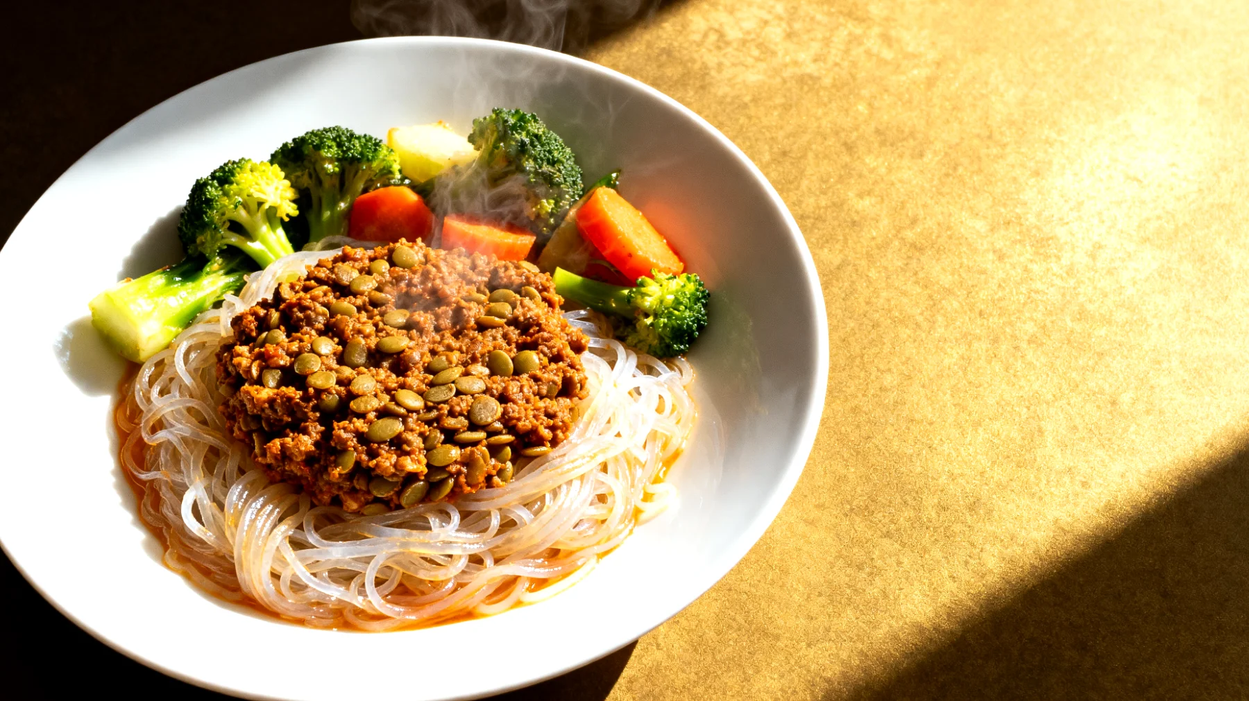 Konjak-Nudeln (Shirataki) mit Linsenbolognese und gedünstetem Gemüse"