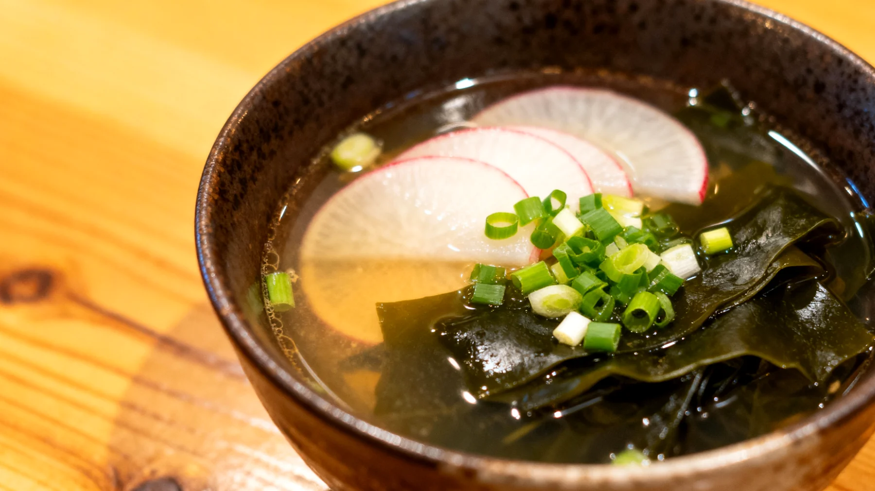 Miso-Suppe mit Wakame-Algen und Daikon-Rettich"
