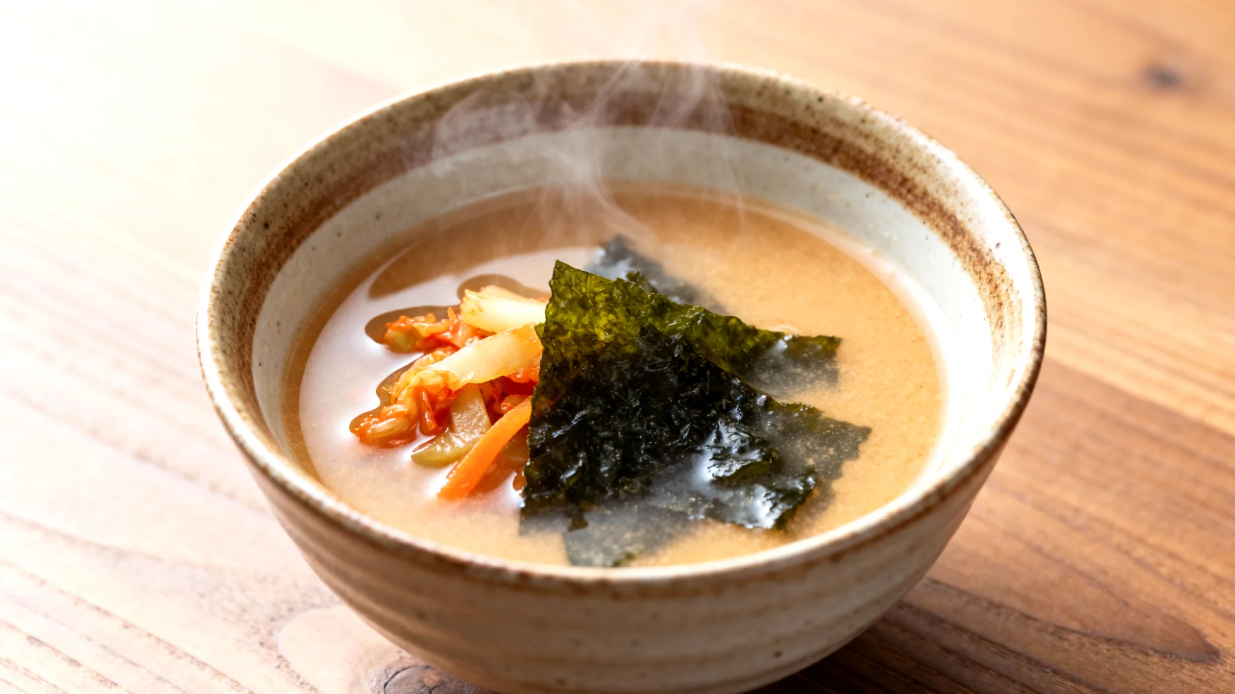 Miso-Suppe mit Wakame-Algen und fermentiertem Gemüse"