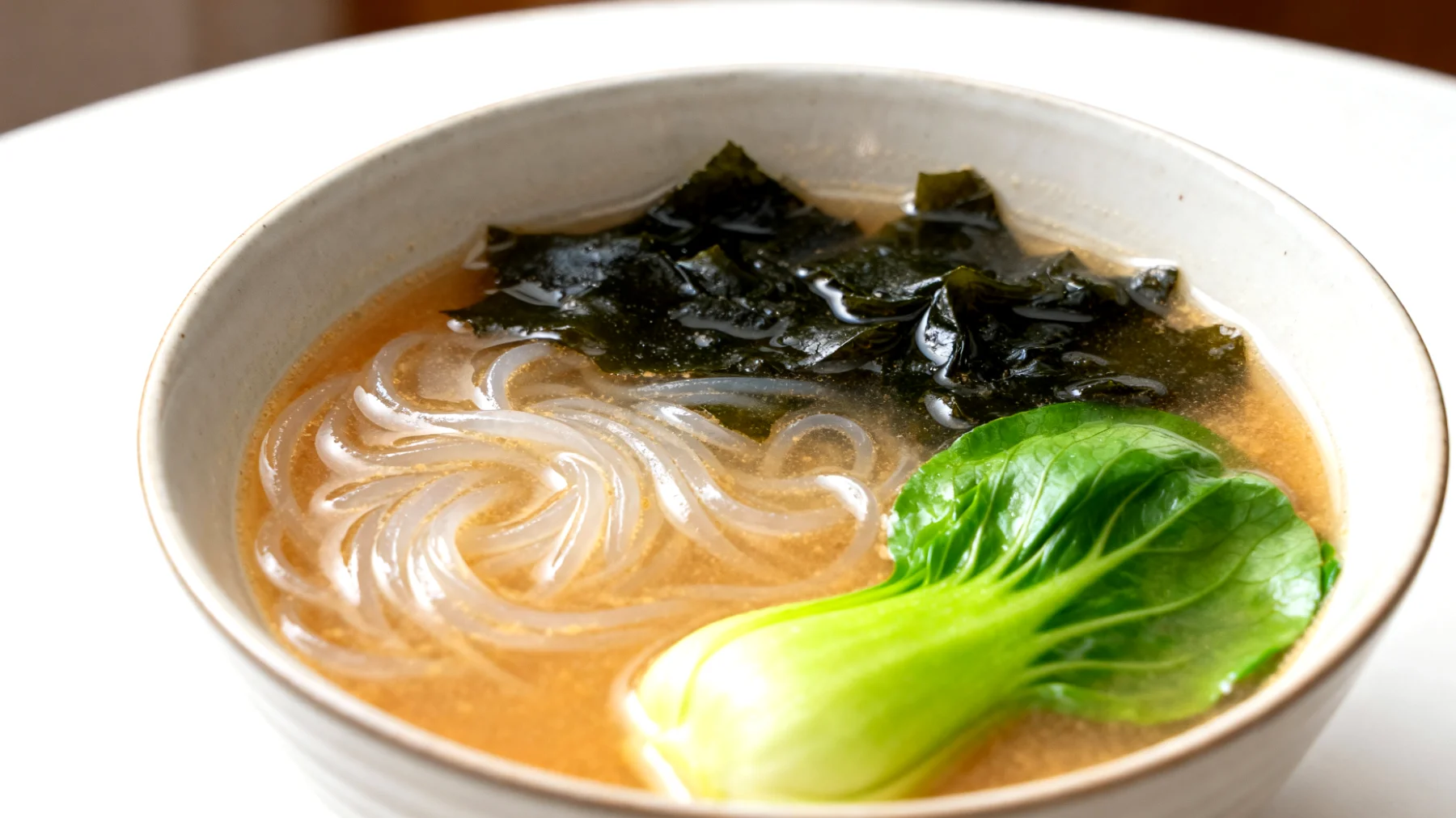 Miso-Suppe mit Wakame-Algen, Shirataki-Nudeln und gedünstetem Pak Choi"