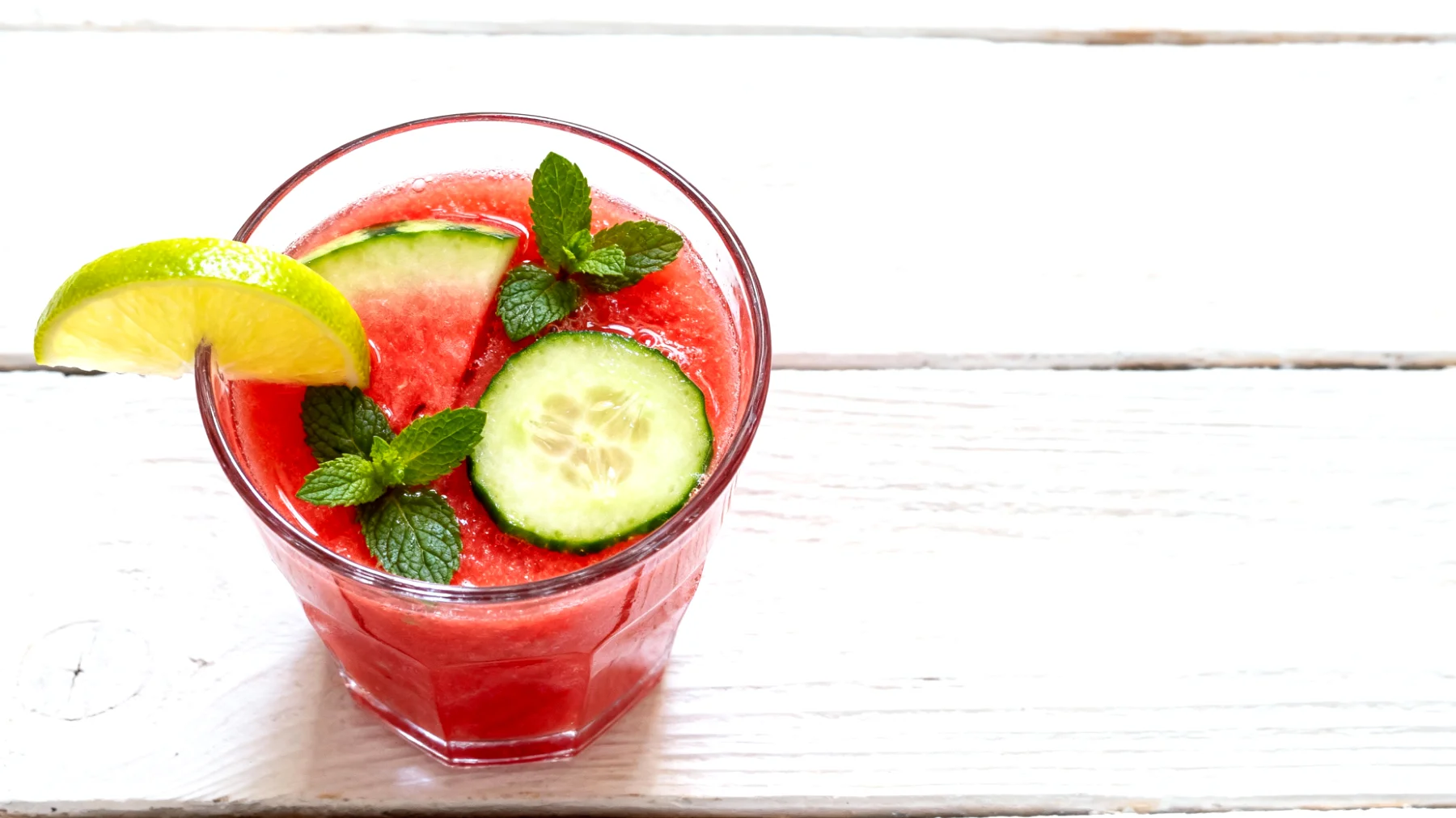 Wassermelonensaft mit Gurke, Minze und Limette"